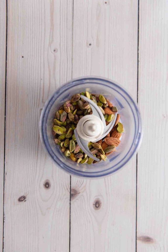 Der Teig wird erst gerollt zu einer Kugel, dann zu einer Nudel länglich gemacht und dann zu einem Kipferl gerschwungen.