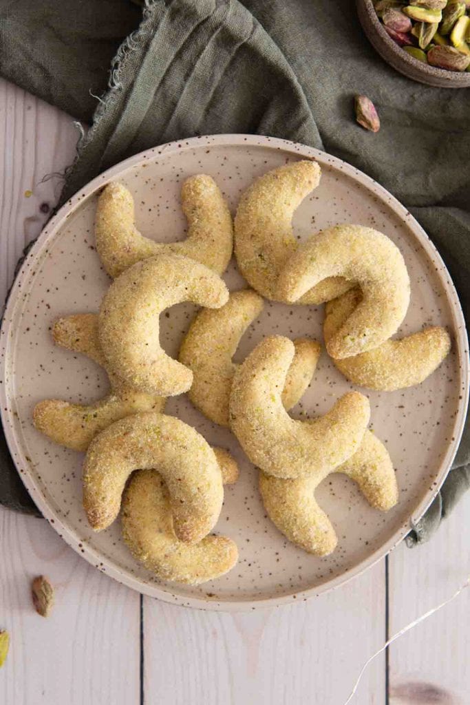 Die fertig gebackenen Pistazien Kipferl aus dem Ofen.