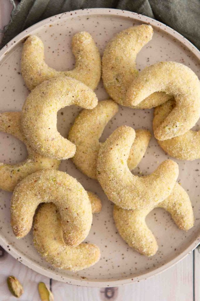 Pistazien Kipferl von oben mit etwas Zucker bestreut.