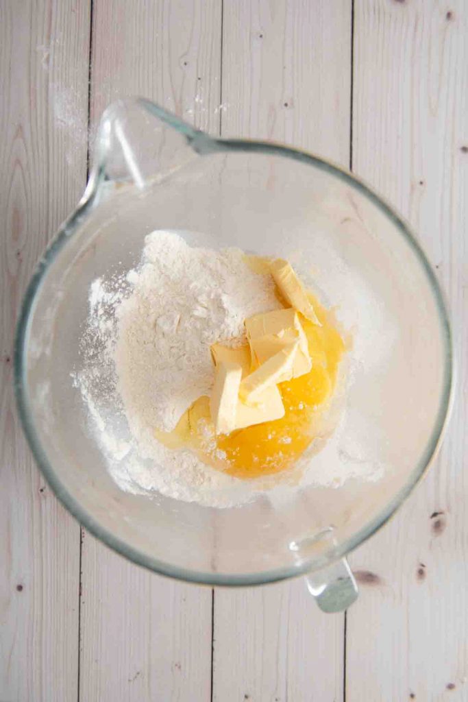 Die Zutaten für das Rezept in einer Rührschüssel.