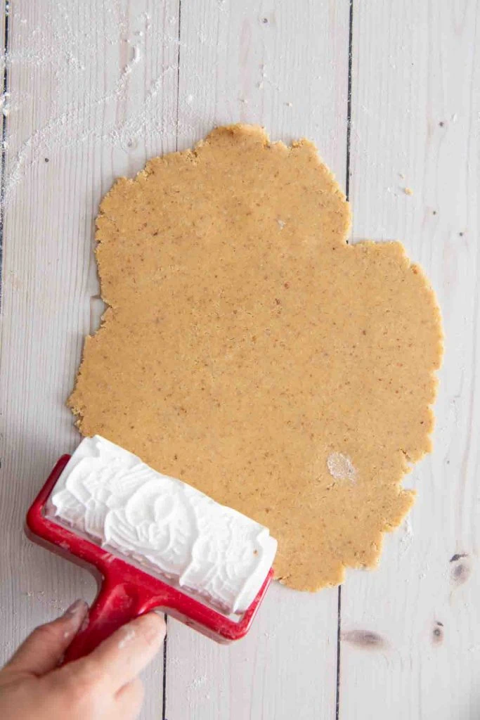 Eine Spekulatiusrolle rillt über den Teig.