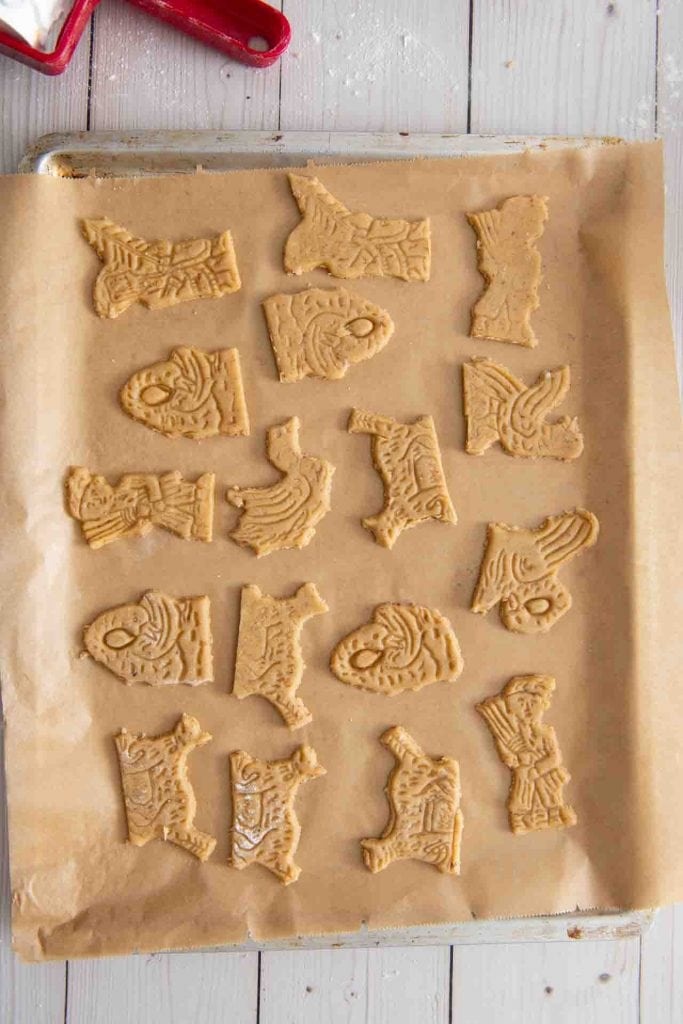 Die fertig ausgestochenen Spekulatius auf einem Backblech.