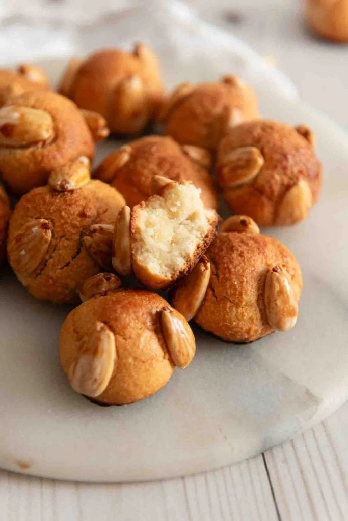 Ein angebissener Bethmännchen auf dem Plätzchen Teller.