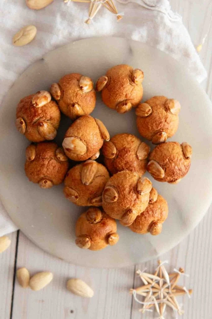 Die Bethmännchen von oben auf einem Teller.