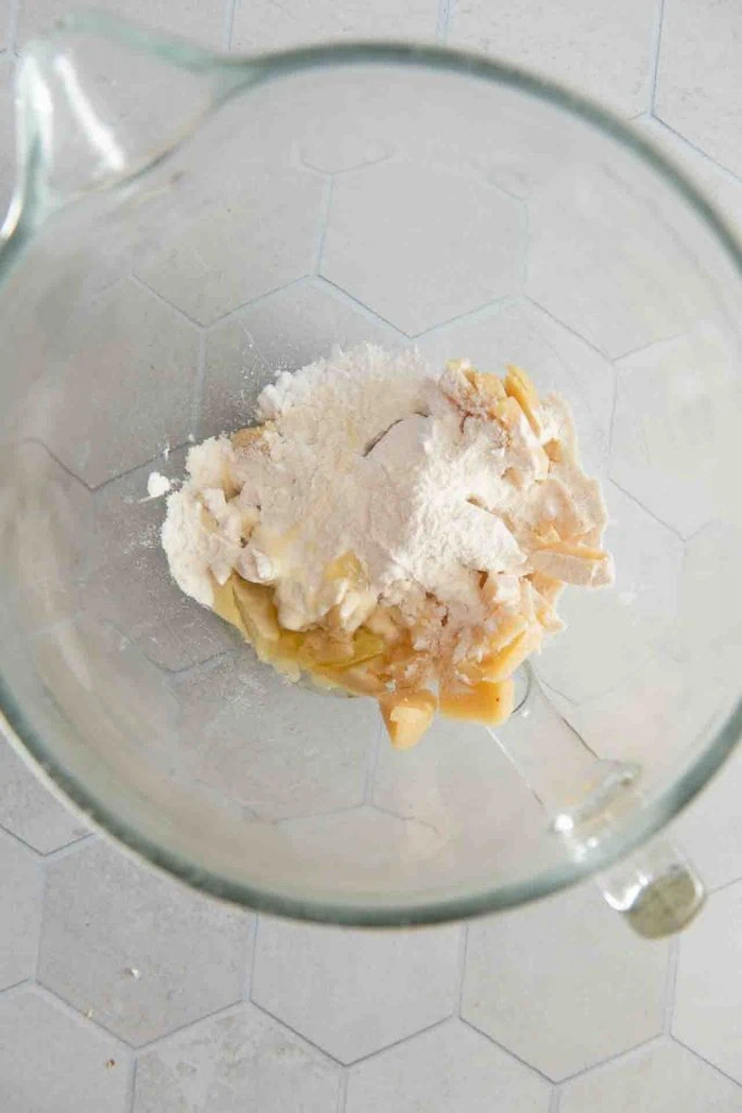 Alle Zutaten für das Plätzchen Rezept in einer Rührschüssel.