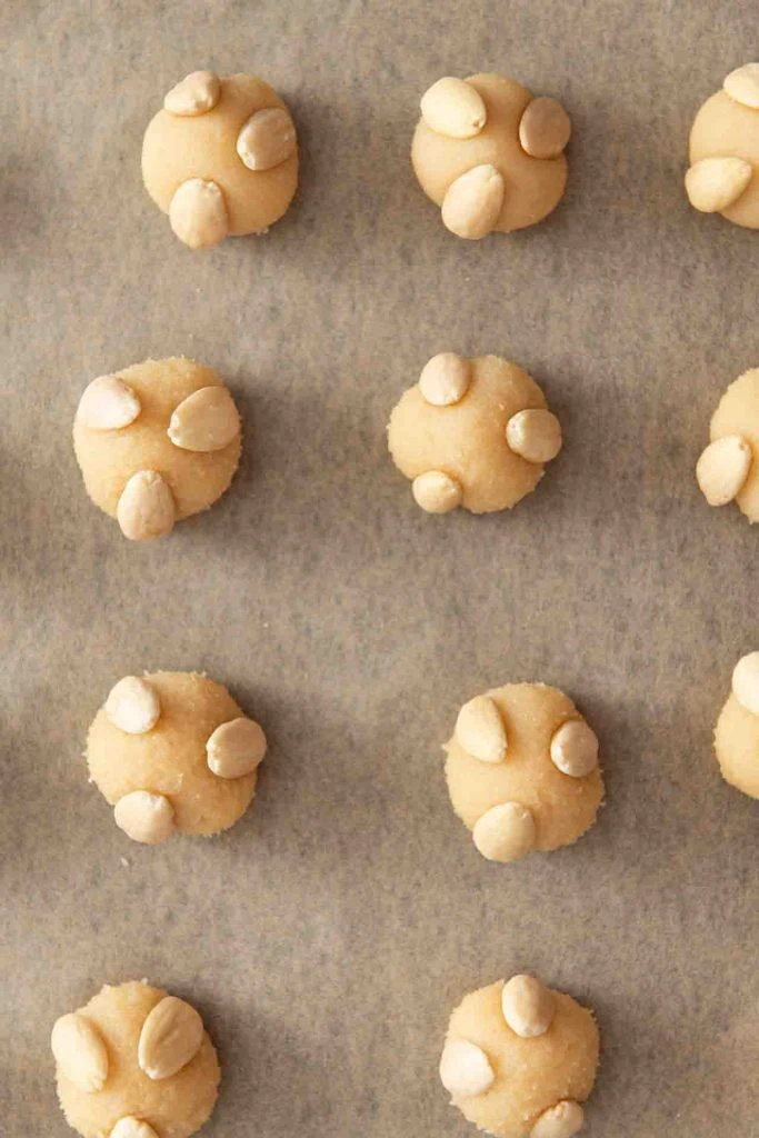 Kleine Mandeln wurden auf die Plätzchen gelegt.