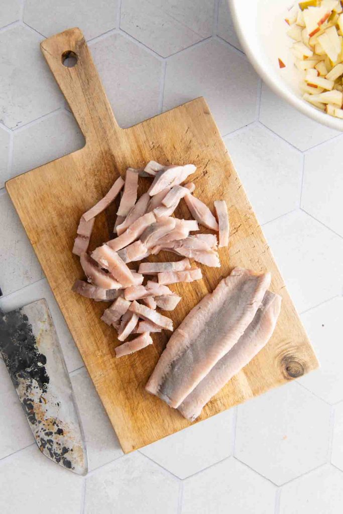 heringsfilet liegen geschnitten auf einem Brettchen