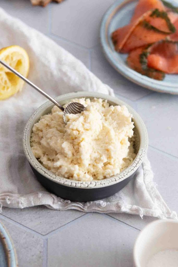 Ein Löffel steckt im Sahne Meerrettich
