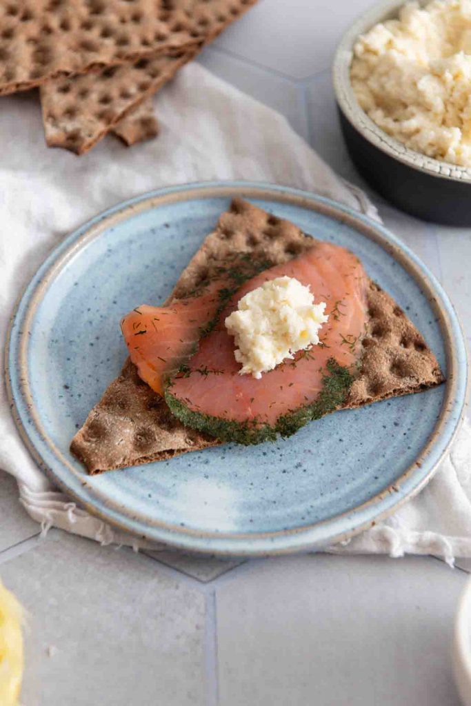 Ein Stück Knäckebrot mit Lachs und Sahne Meerrettich