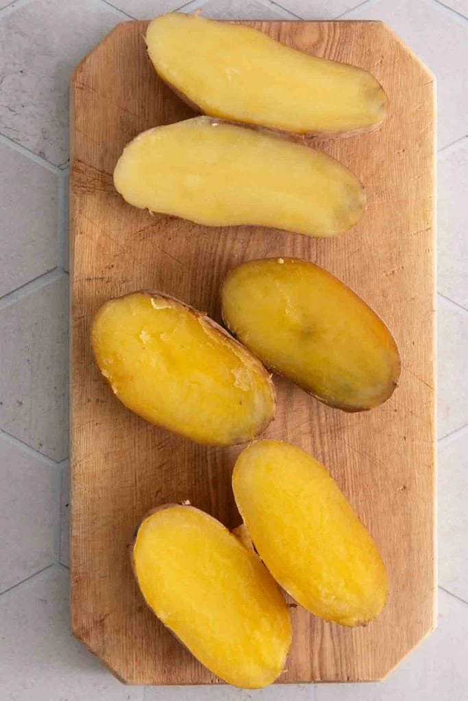 Kartoffeln gekocht und angeschnitten