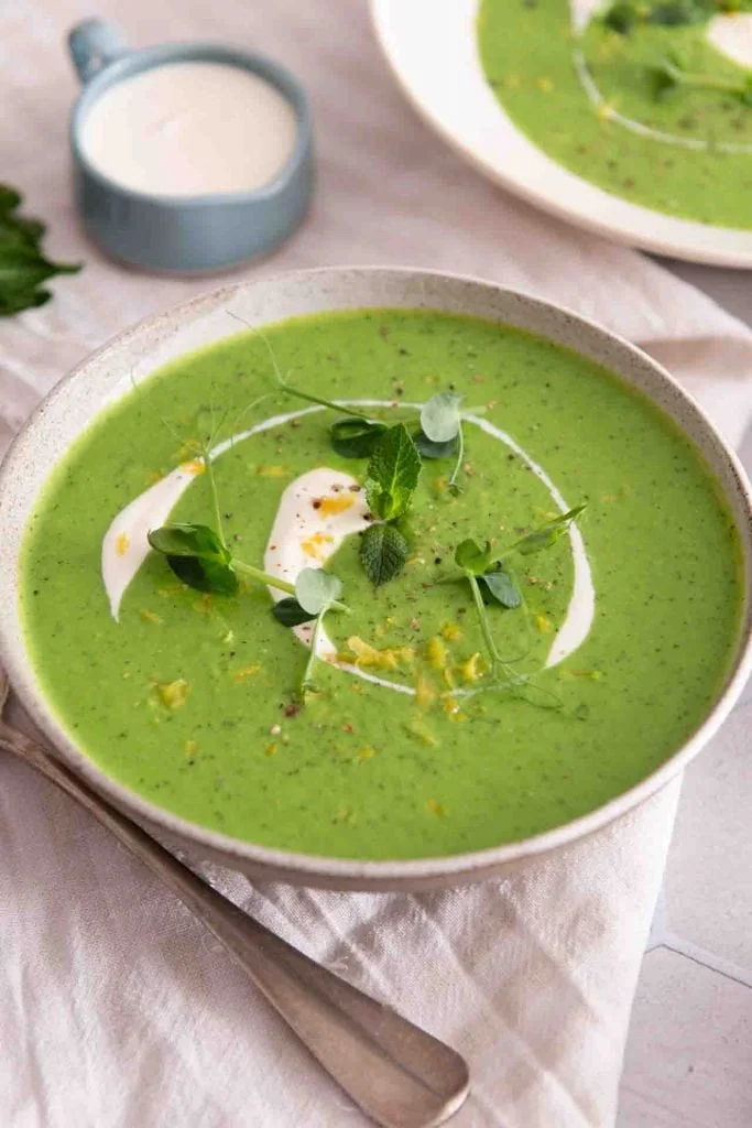 Die Erbsen Minz Suppe in einem Teller