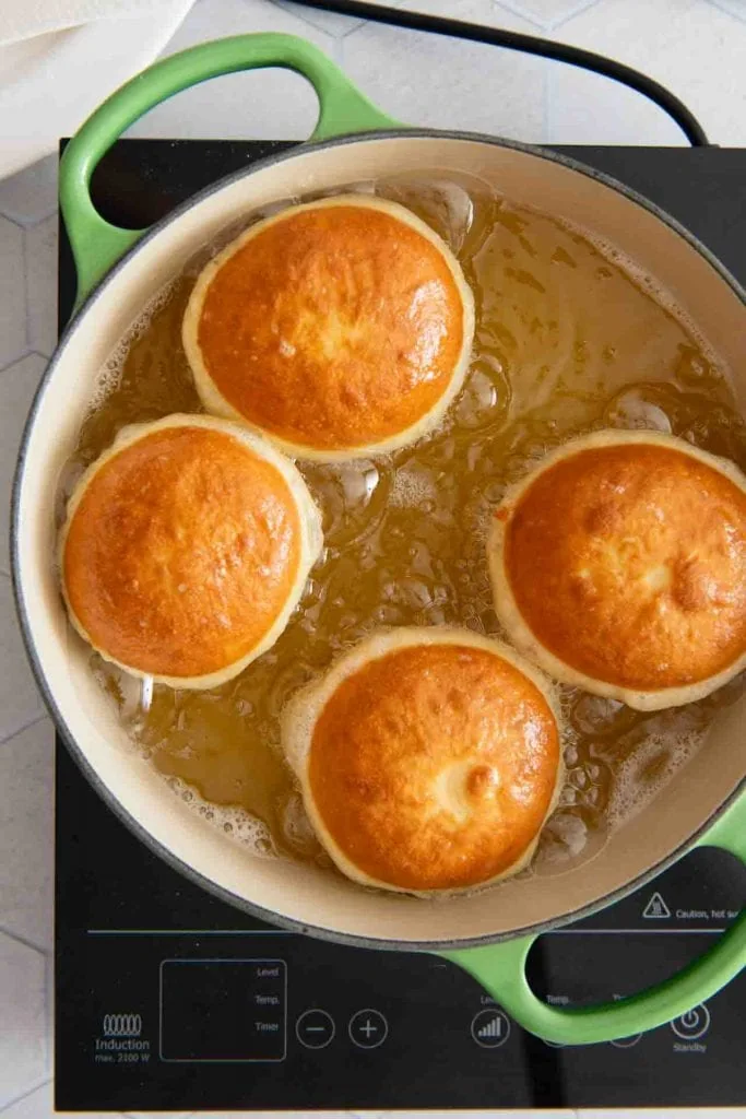 Die Krapfen werden in Fett ausgebacken in einem Topf