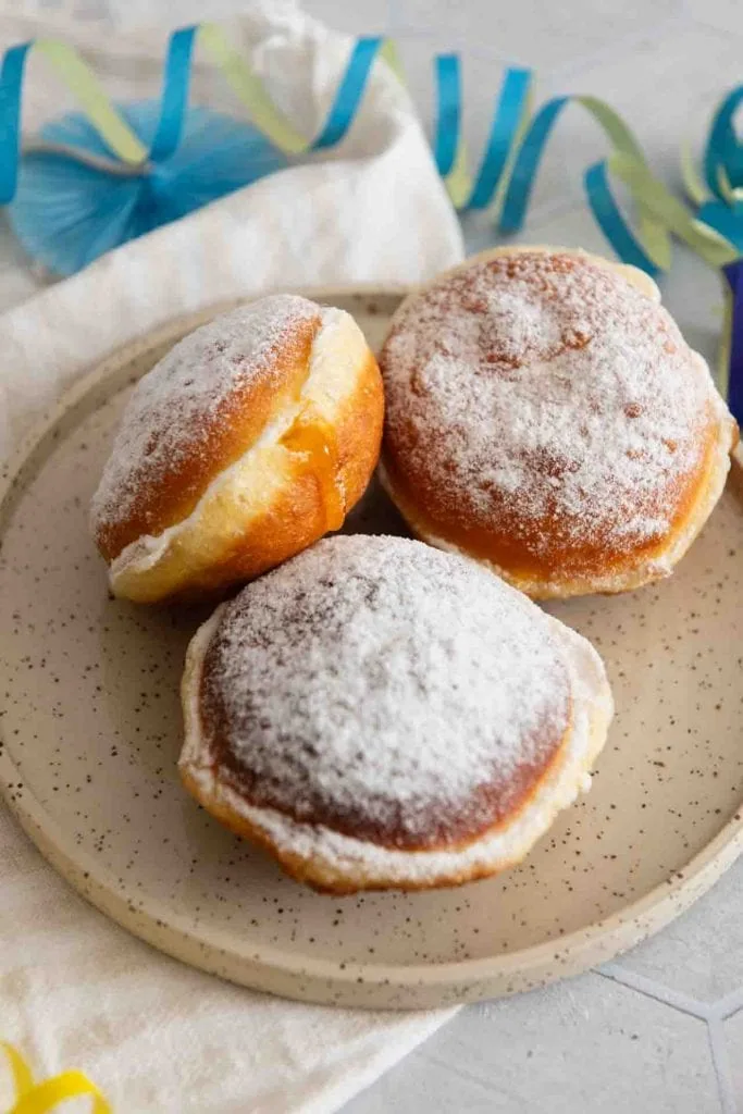 Die fertigen Krapfen mit Puderzucker besträubt.
