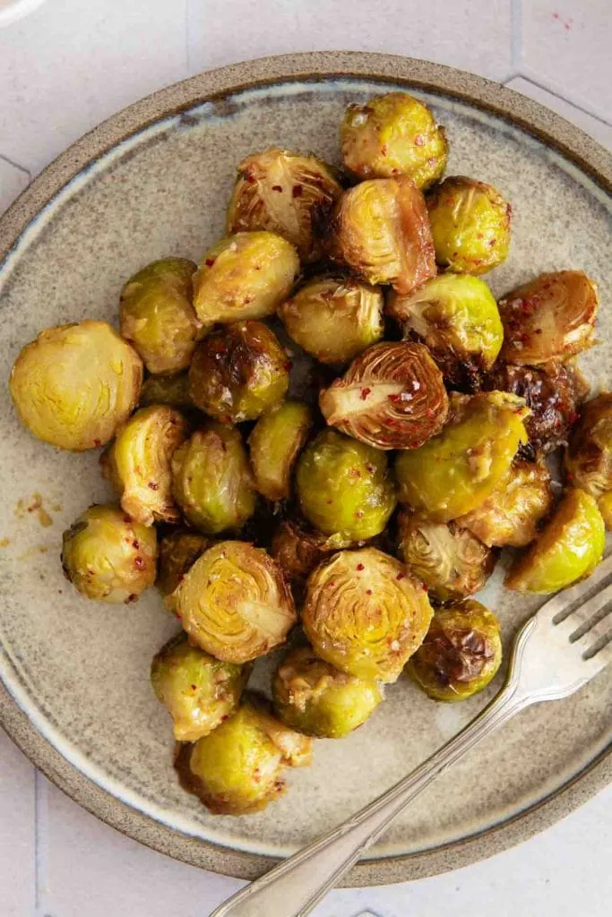 Rosenkohl braten, so kommt er knusprig aus dem Ofen