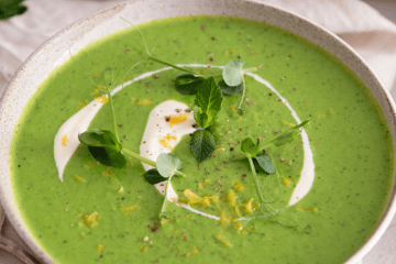 Erbsensuppe mit Minze: Knallgrün, erfrischend & blitzschnell Erbsensuppe mit Minze & Zitrone
