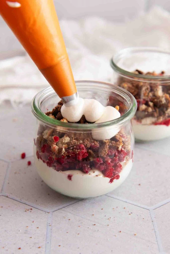 Die Creme wird in eine Schicht aufgetragen mit einer Spritztülle