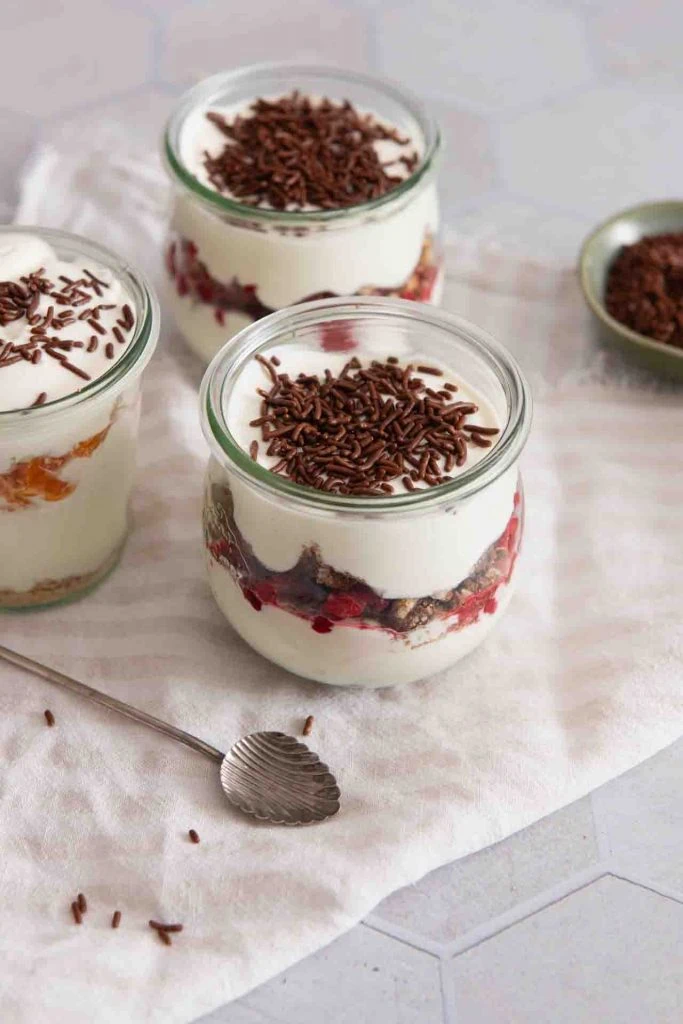 Alles Schichtdessert in Gläsern auf dem Tisch