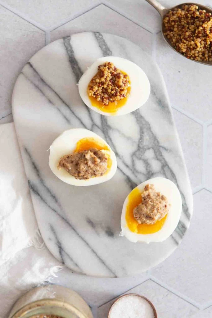 Eier mit verschiedenen Senfarten belegt