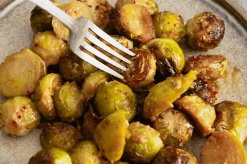 Rosenkohl braten: Knusprig aus dem Ofen (mit Miso-Honig-Glasur) Rosenkohl braten (im Ofen): Knusprig mit Miso & Honig