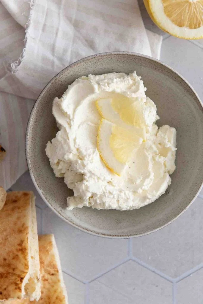Zwei Zitronenscheiben liegen auf dem Feta Dip.