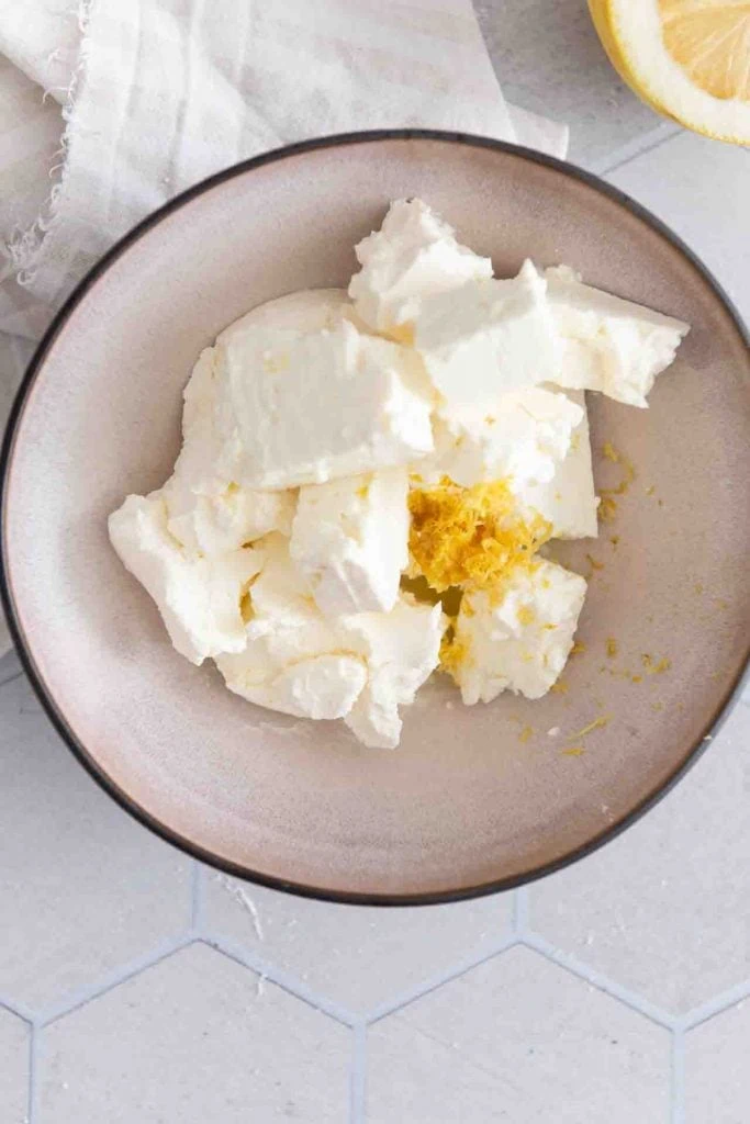 Die Zutaten für den Dip auf dem Teller.