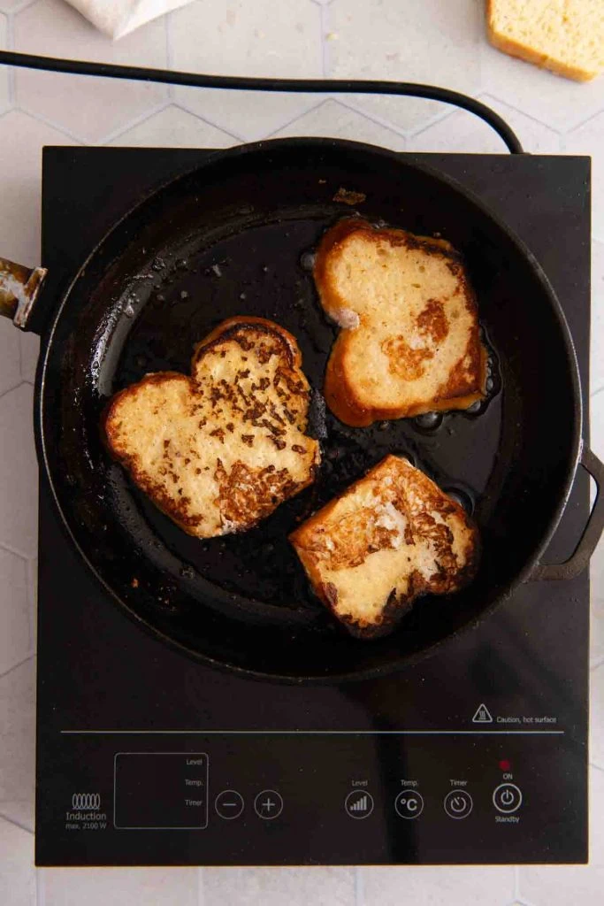 Brot wird in einer Pfanne angebraten.