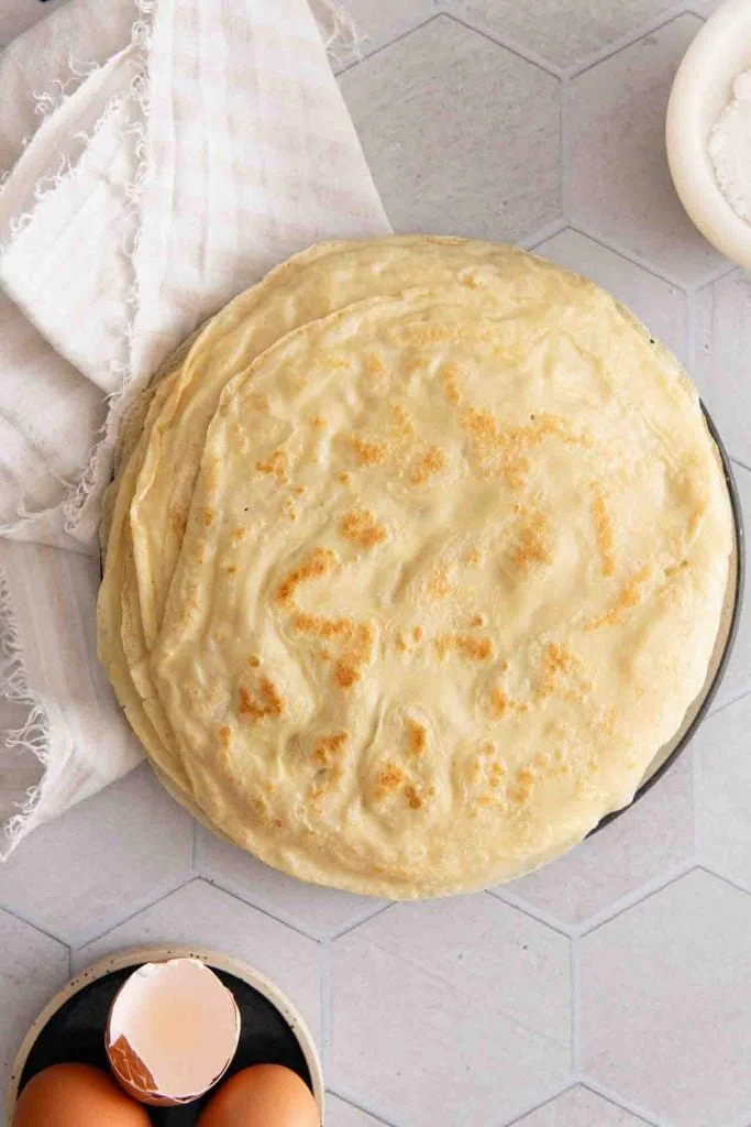 Viele Pfannkuchen liegen auf einem Teller.