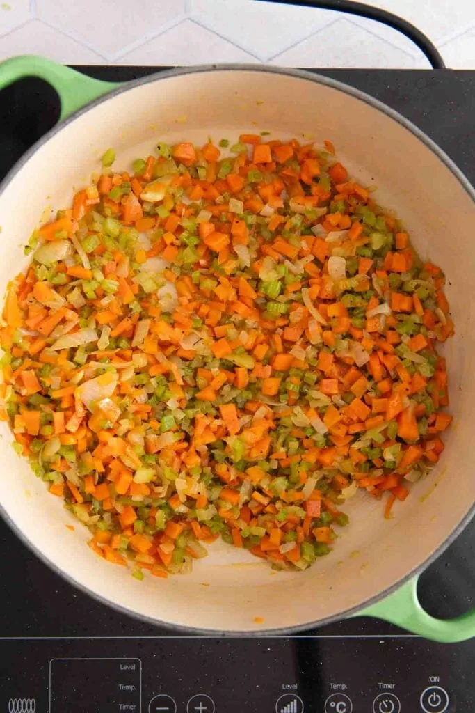 Die Zutaten werden in einem Topf angebraten.