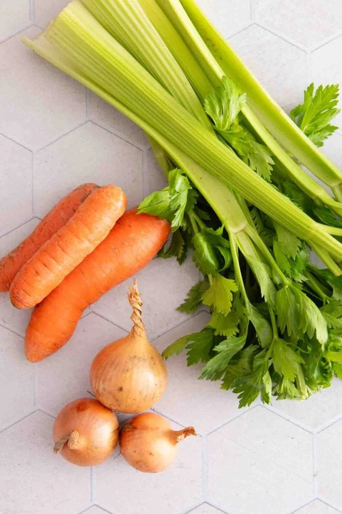 Sellerie, Karotten und Zwiebeln für das Soffritto Rezept.