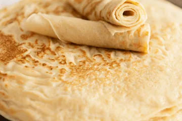 Pfannkuchen Rezept wie von Oma (einfach, schnell & ohne Klümpchen) Pfannkuchen Rezept wie von Oma