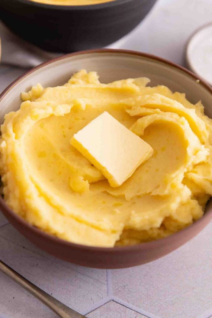 Ein Stück Butter liegt au Omas Kartoffelpüree.