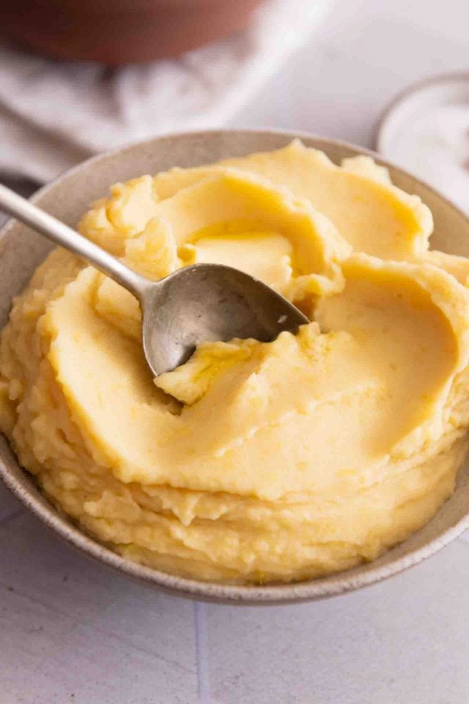 Omas Kartoffelpüree wird von einem Löffel aufgenommen.