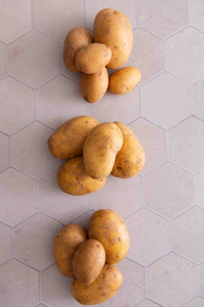 Verschiedene Kartoffelsorten auf einem Tisch.