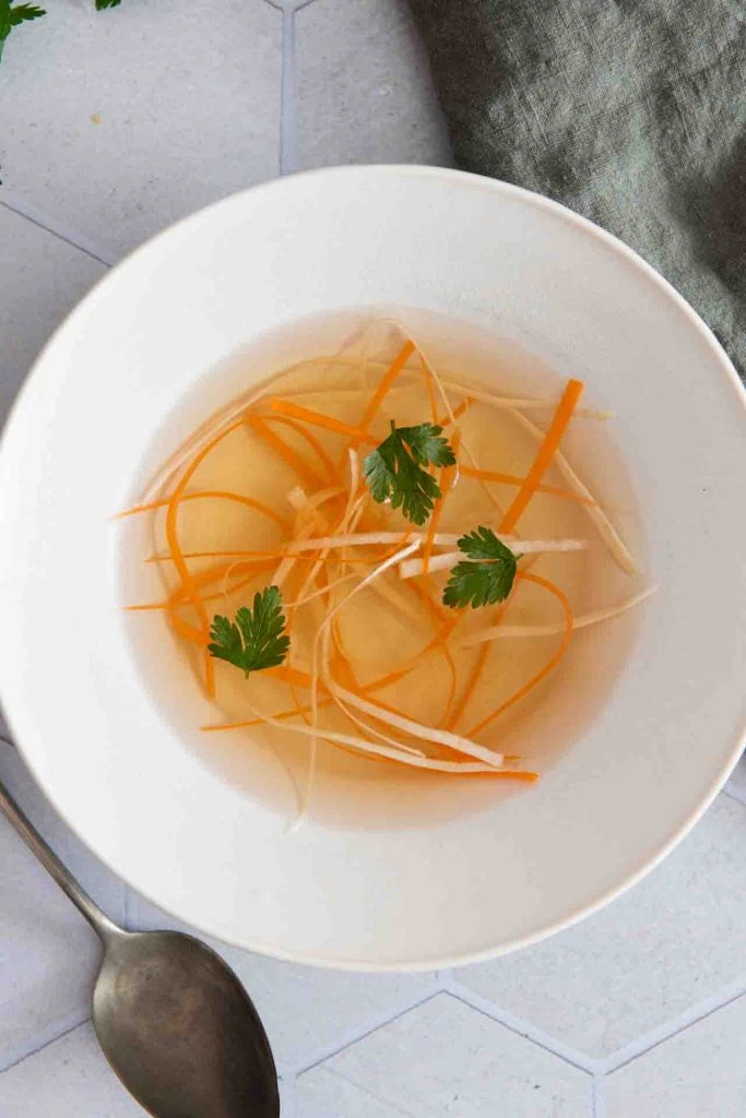 Ein Teller Suppe mit der Gemüsebrühe