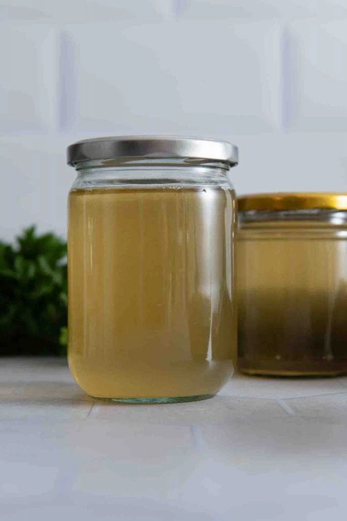 Die fertige Gemüsebrühe abgefüllt in einem Glas