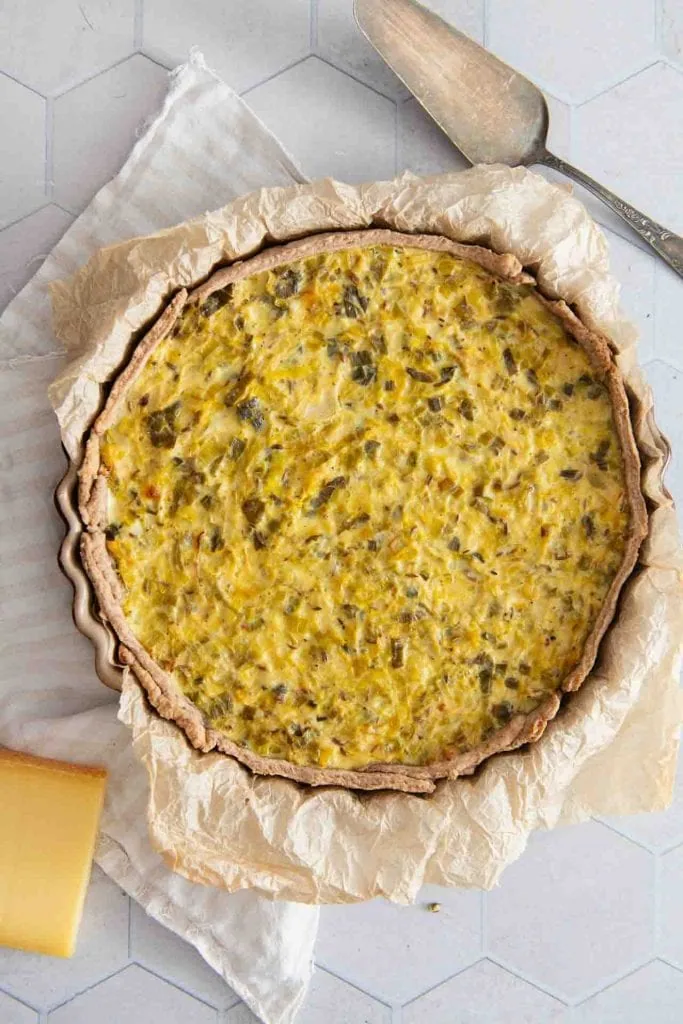 Eine ganze Lauchquiche von oben in der Form.