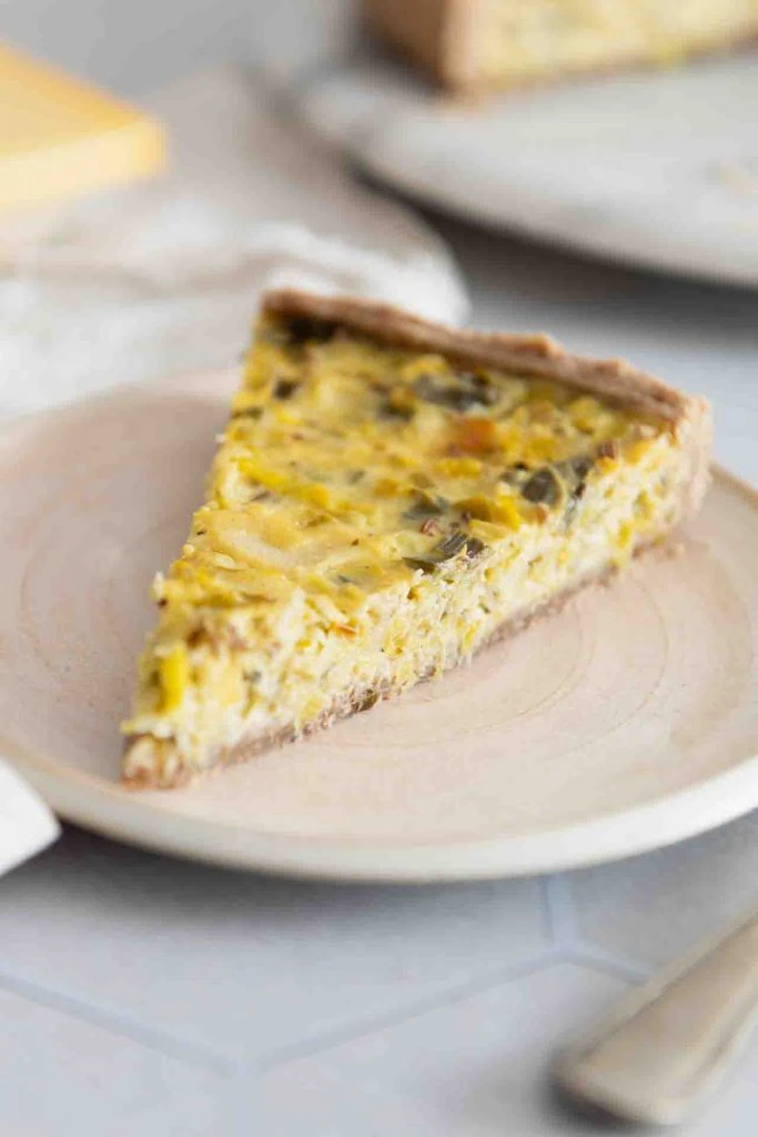 Ein Stück der vegetarischen Quiche auf einem Teller.