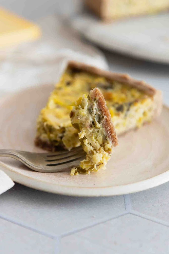 Ein Stück Lauchquiche auf der Gabel.