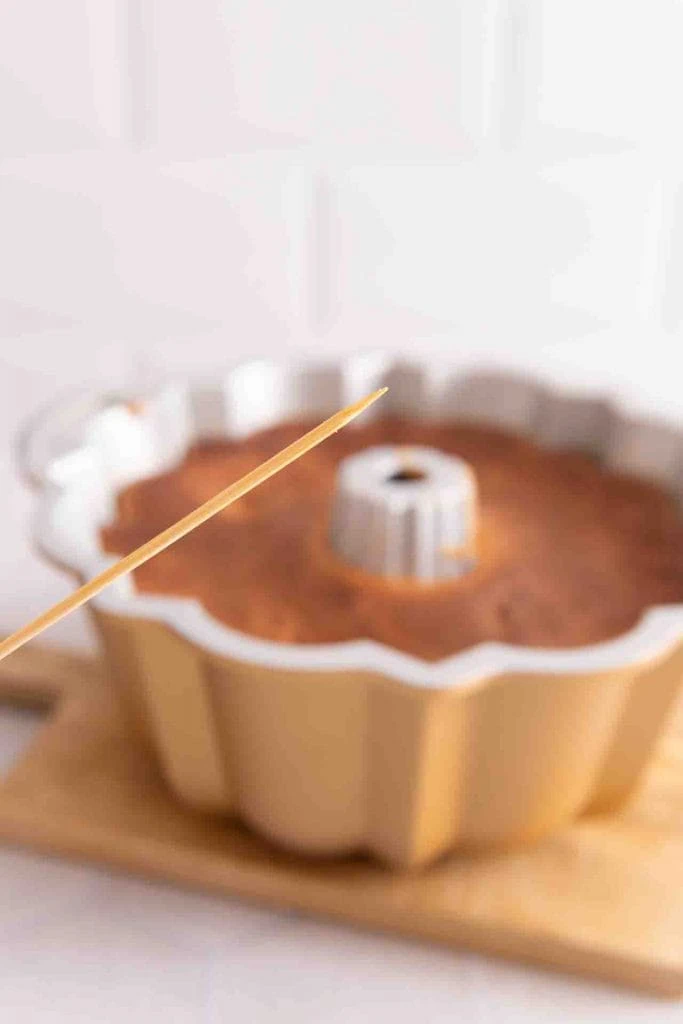 Ein Stäbchen ist aus einem Kuchen herausgezogen worden und hat keine Reste mehr am Stäbchen.