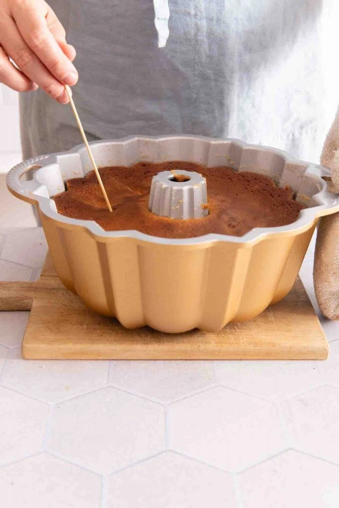 An einem Kuchen wird eine Stäbchenprobe durchgeführt.