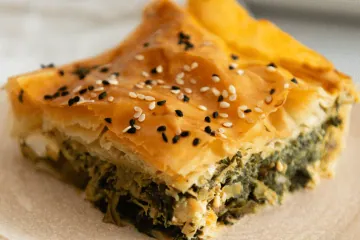 Spanakopita: Griechischer Filo- oder Blätterteig mit Spinat und Feta Spanakopita: Blätterteig mit Spinat & Feta (Griechisch)