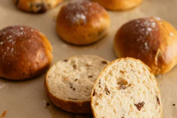 Rosinenbrötchen Rezept wie vom Bäcker (fluffig & weich) Rosinenbrötchen wie vom Bäcker