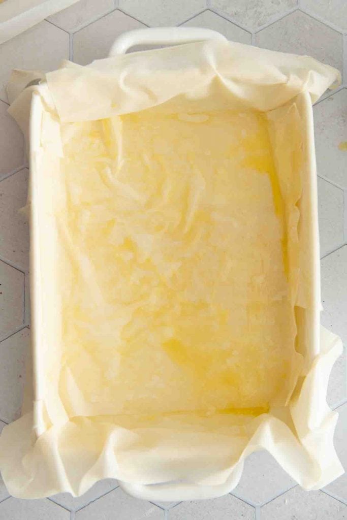 Man kann Filoteig oder Blätterteig nehmen.