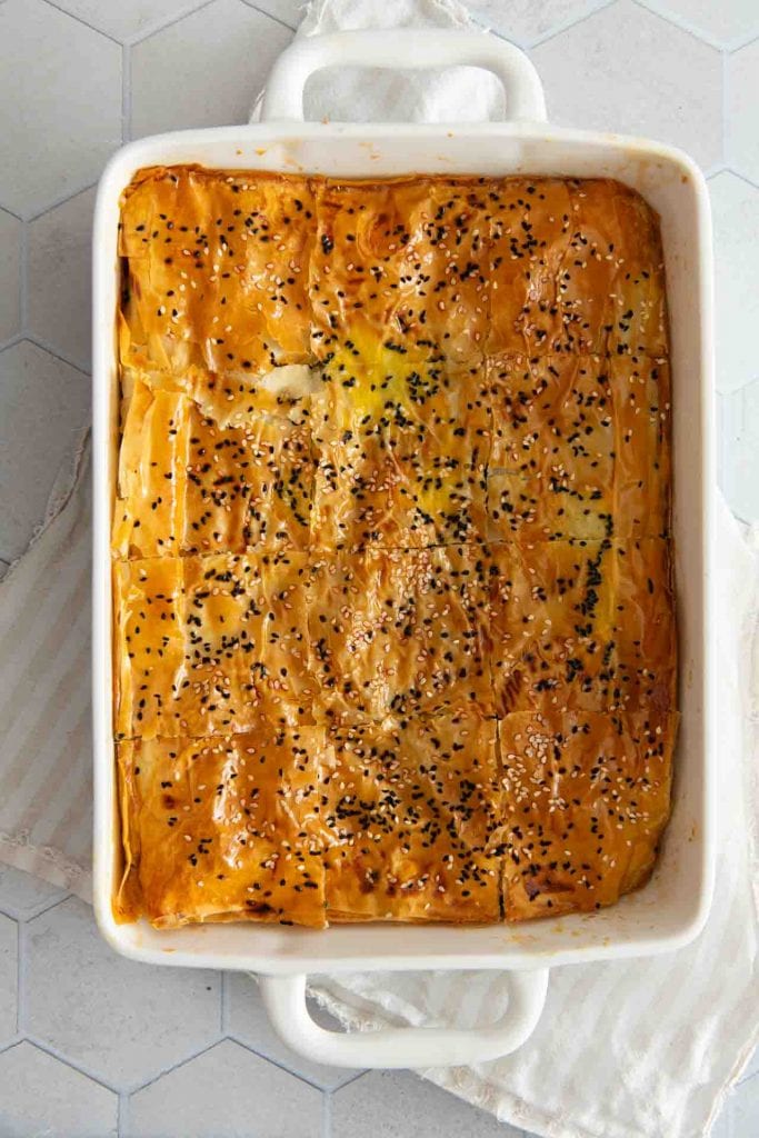 Ein Blätterteig mit Spinat und Feta griechisch zubereitet