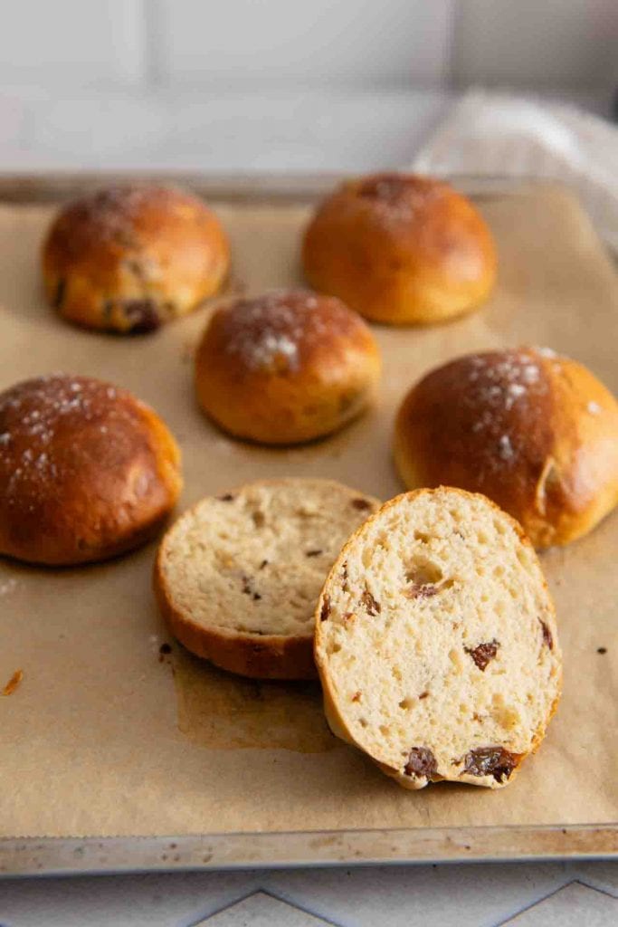 Rosinenbrötchen wie vom Bäcker, liegen auf einem Backblech und sind fertig gebacken.
