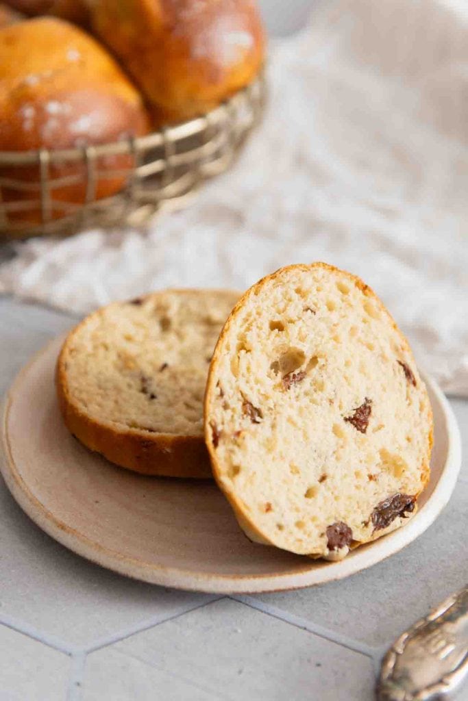 Die Brötchen sind in der Mitte aufgeschnitten und man sieht die Rosinen.