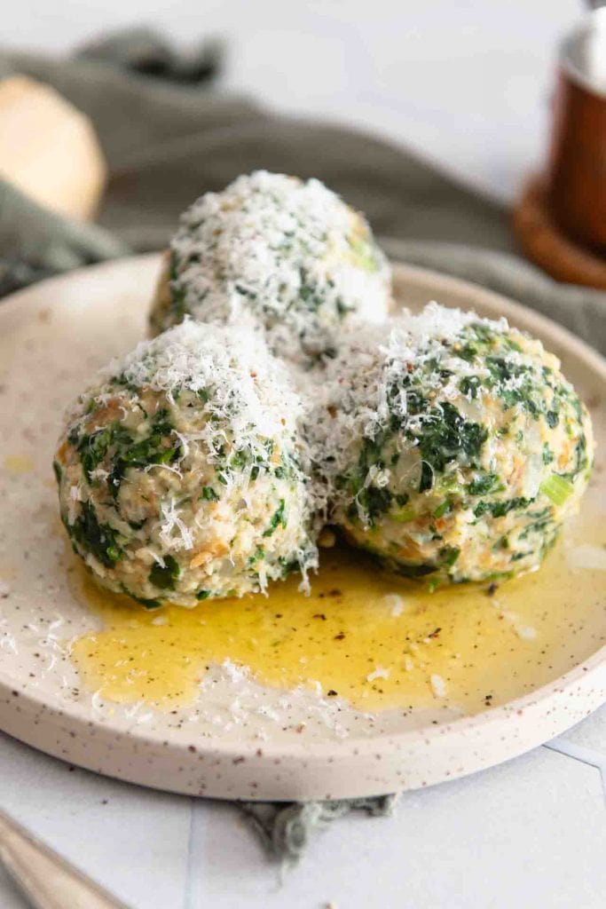 Original Rezept für Südtiroler Spinatknödel, wie aus dem Urlaub.
