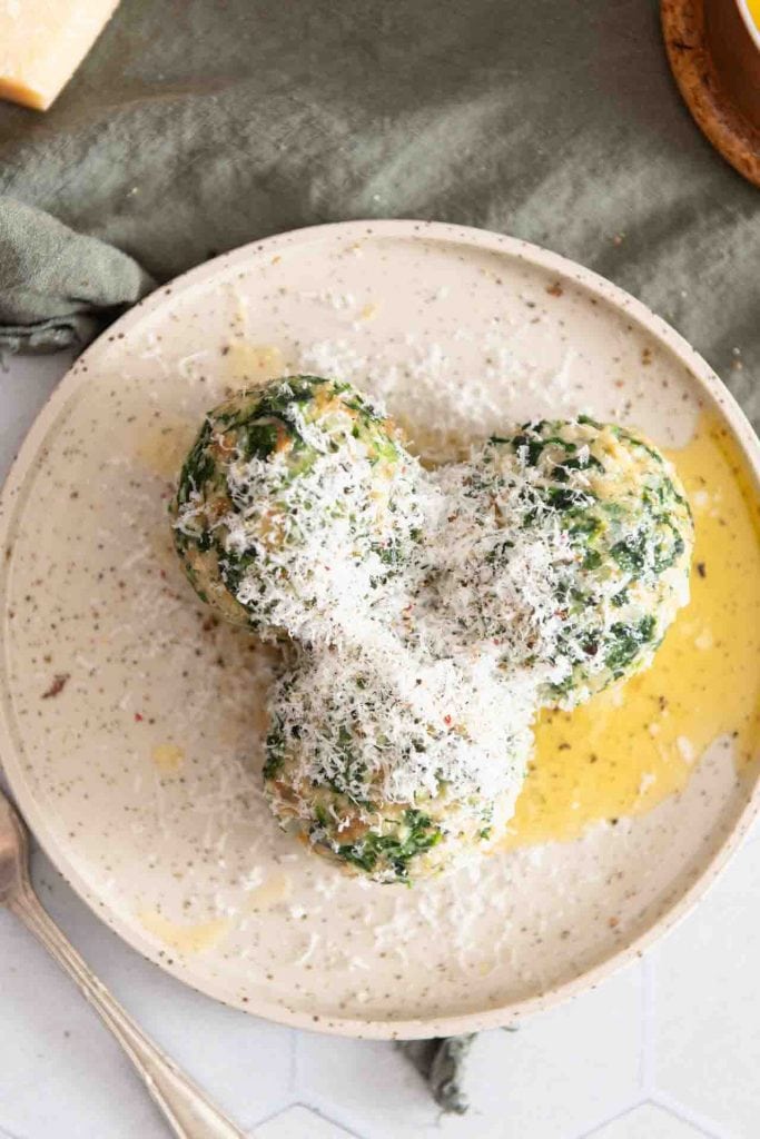 Südtiroler Spinatknödel mit Parmesan von oben.
