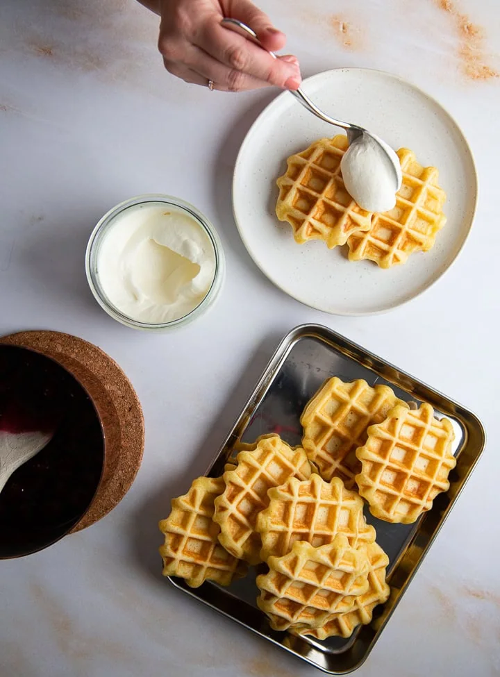 Sahne wird auf eine Waffel gegeben.