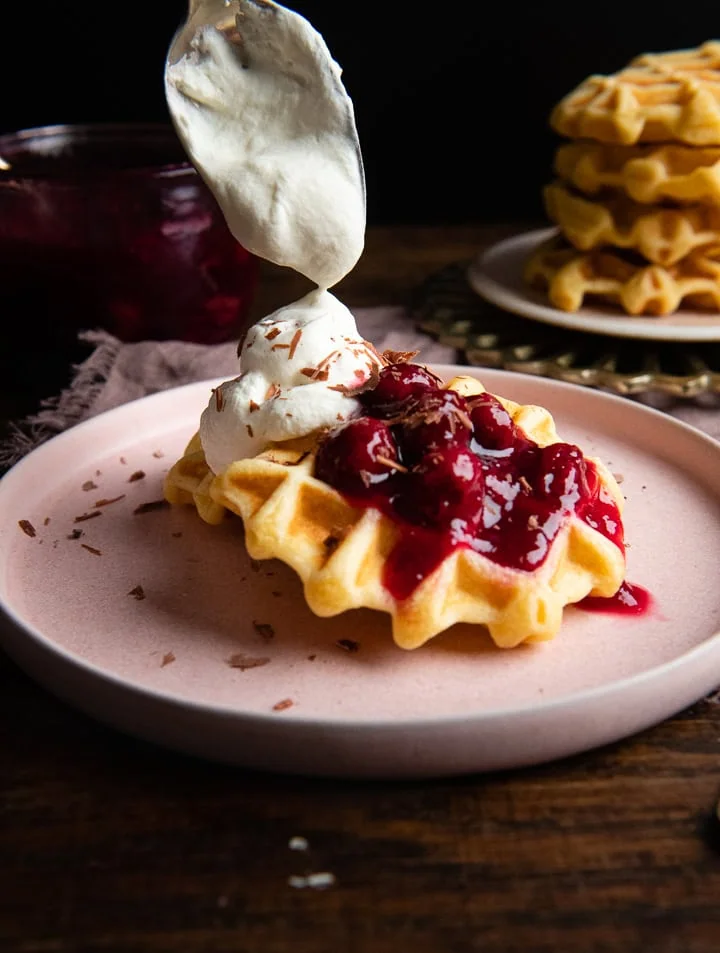 Die fertigen Waffeln mit Sahne und Kirschen.